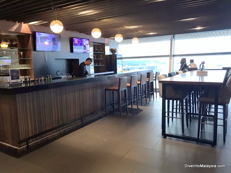 the bar in mas golden lounge klia