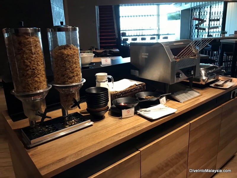 Kuala Lumpur airport AirAsia lounge eating options