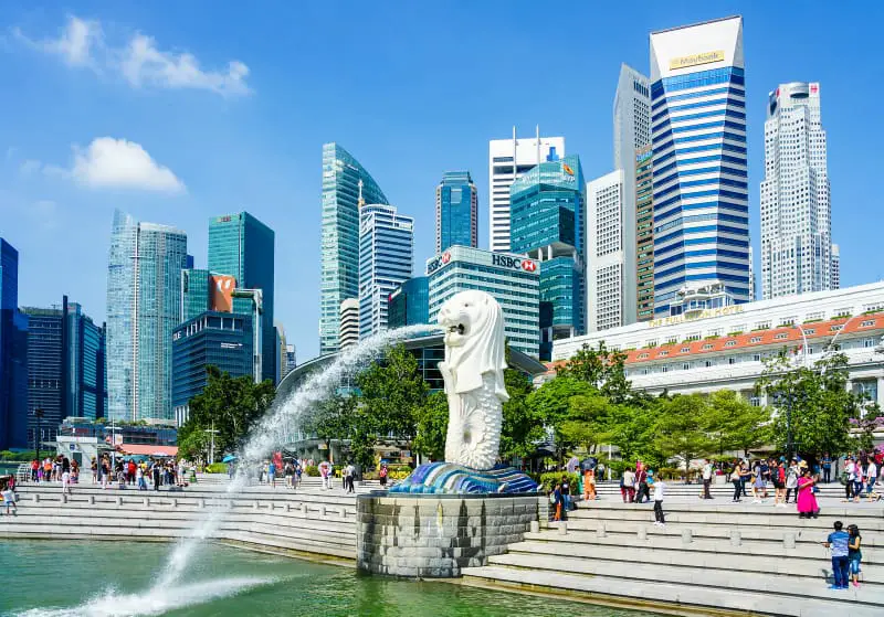 Merlion statue fountain in Merlion Park and Singapore city skyline