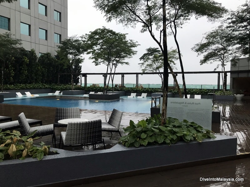 DoubleTree Hilton JB pool area