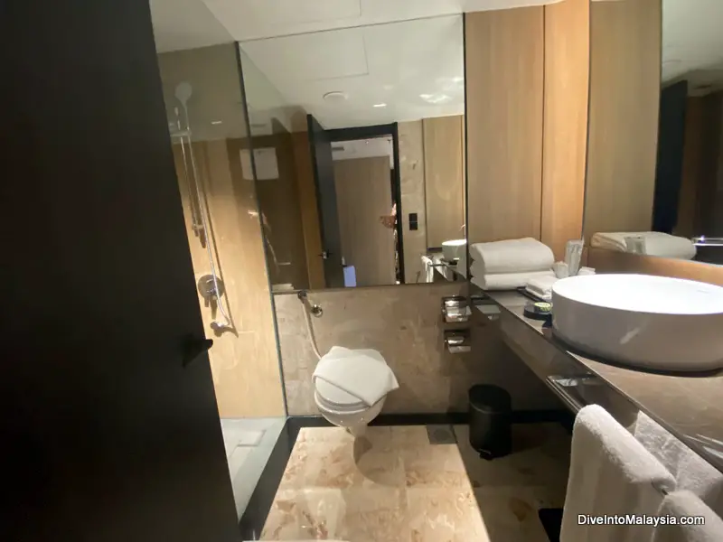 PARKROYAL Collection Kuala Lumpur Lifestyle Premier King Room Bathroom