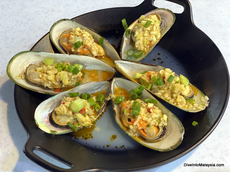 Jalan Alor Food Street Steamed Green-Lipped Mussels With Garlic