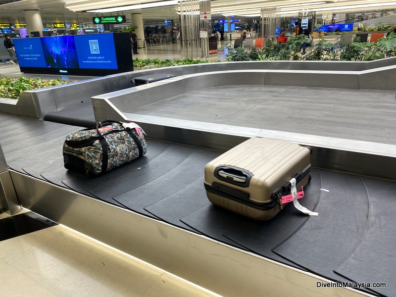 Waiting for my luggage at Changi after malaysia airlines business class