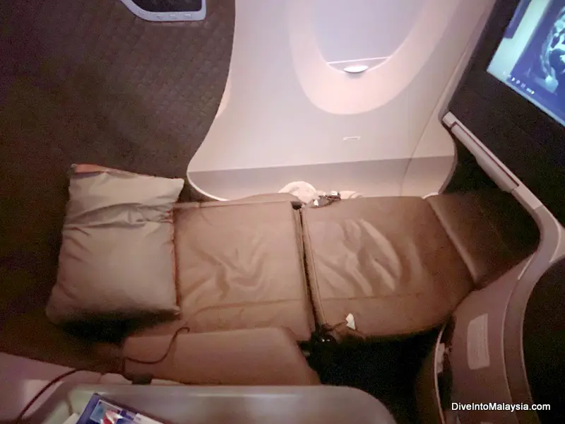 Singapore Airlines business class seat when fully reclined