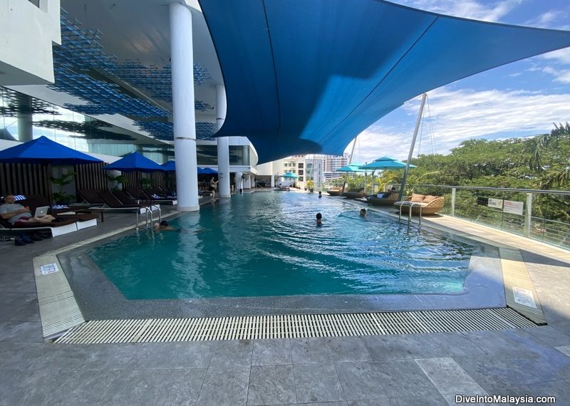 Le Méridien Kota Kinabalu pool area