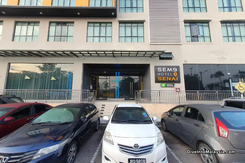 SEM9 Senai Hotel Front parking