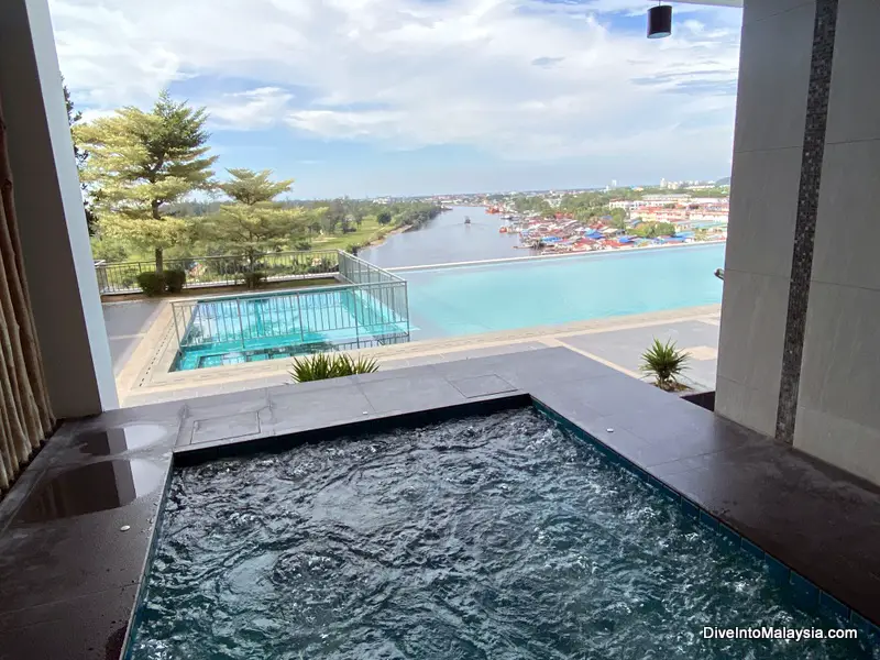 Pullman Miri Waterfront Jacuzzi, pool and amazing views