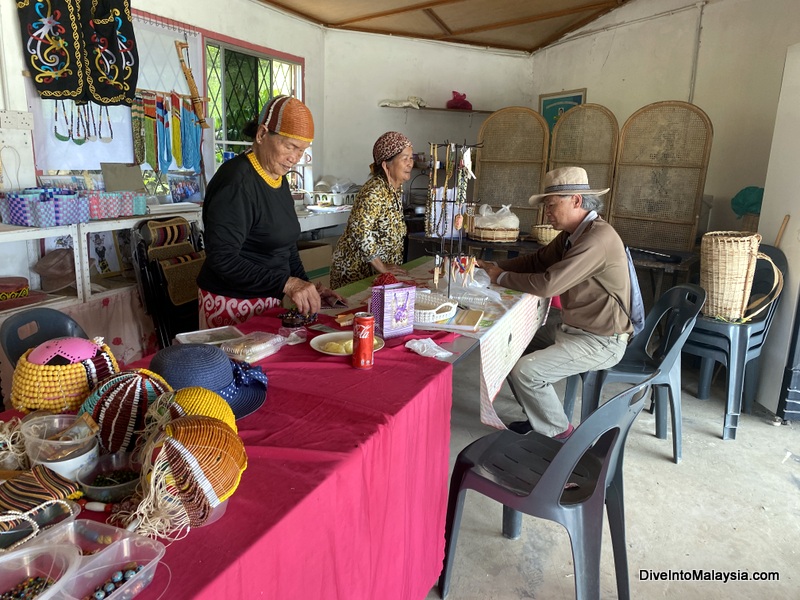 Lunch and jewellery shopping at Bario Market