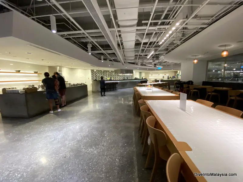 Qantas business class lounge Singapore Eating areas