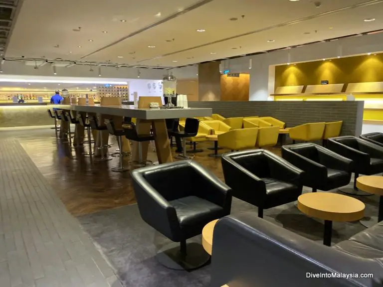 Qantas lounge in Singapore bar area