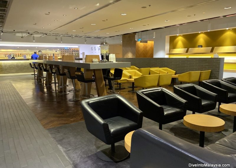 Qantas lounge in Singapore bar area