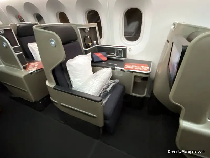 Qantas business class seat on 787