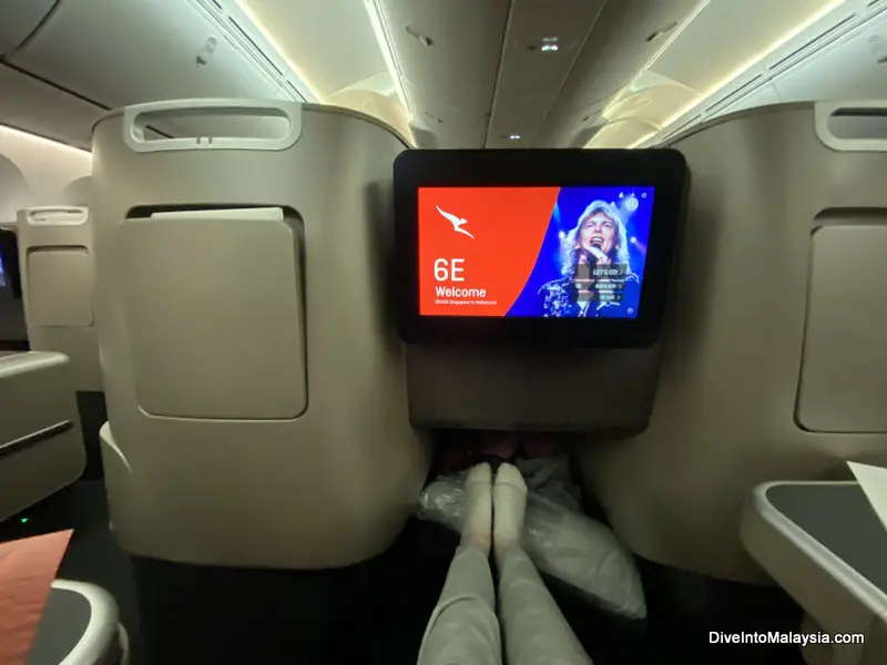 Qantas business class seat on 787