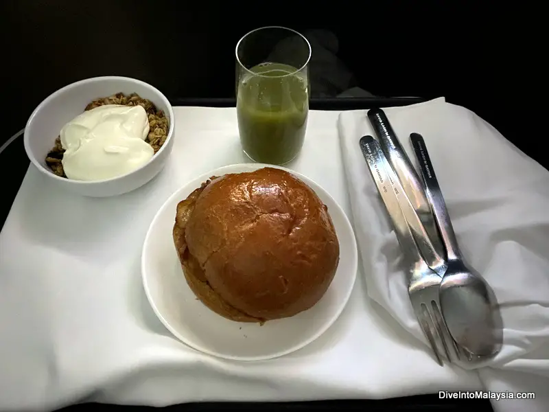 Qantas business class breakfast