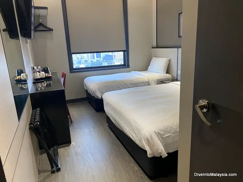 Hotel Boss Singapore Triple Room from door